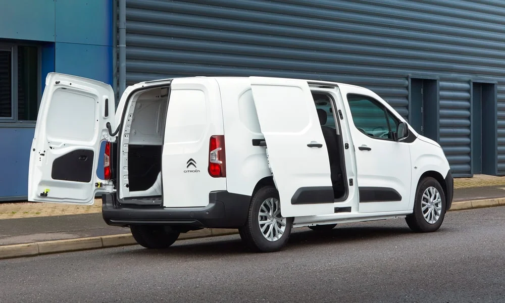 Фото Citroen Berlingo (2024) — вид сзади, фото 6. Корма в белом цвете: графика фонарей и пластика пятой двери. Насадки выхлопа или их имитация внизу бампера различают версии Citroen Berlingo (2024) — вид сзади, фото 6