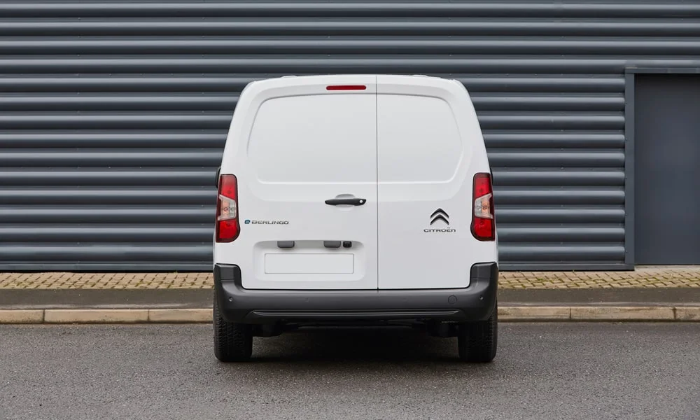 Фото Citroen Berlingo (2024) — вид сзади, фото 7. Линия крыши, стойки и задняя дверь в белом исполнении. Насадки выхлопа или их имитация внизу бампера различают версии Citroen Berlingo (2024) — вид сзади, фото 7