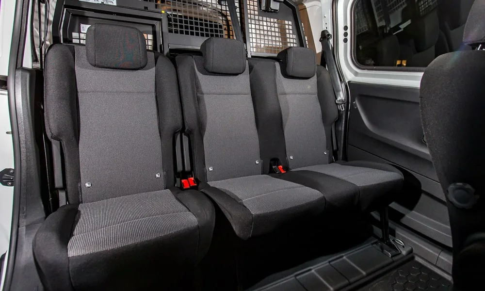 Фото Citroen Berlingo (2024) — задние сиденья, фото 3. Посадка второго ряда: подголовники и подлокотник. Плоский пол упрощает посадку втроём Citroen Berlingo (2024) — задние сиденья, фото 3