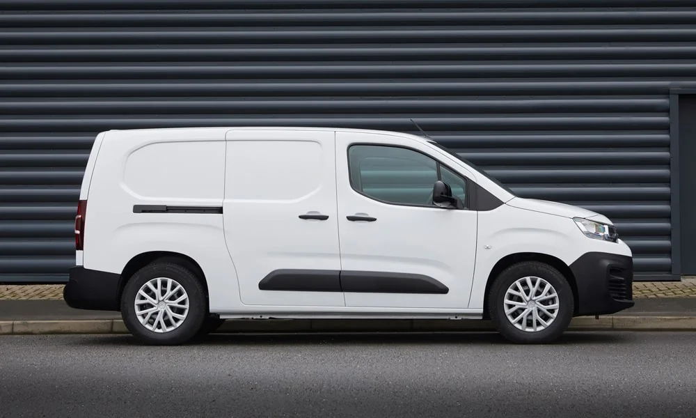 Фото Citroen Berlingo (2024) — вид сбоку, фото 5. Сбоку читаются линия остекления и характер выштамповок на белом кузове. Длинная база — простор второго ряда; короткие свесы упрощают парковку Citroen Berlingo (2024) — вид сбоку, фото 5
