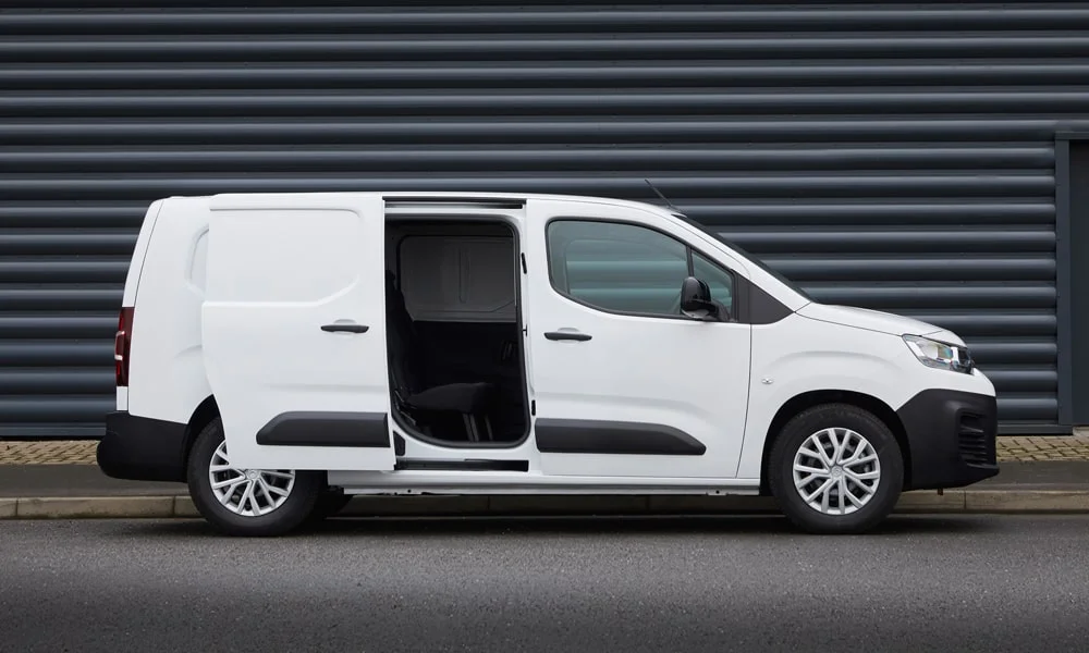 Фото Citroen Berlingo (2024) — вид сбоку, фото 6. Профиль в белом цвете: соотношение колёсной базы и свесов Citroen Berlingo (2024) — вид сбоку, фото 6