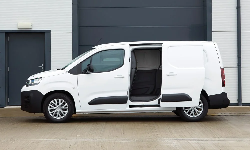 Фото Citroen Berlingo (2024) — вид сбоку, фото 7. Профиль кузова: колёсная база, свесы и линия остекления. Длинная база — простор второго ряда; короткие свесы упрощают парковку Citroen Berlingo (2024) — вид сбоку, фото 7