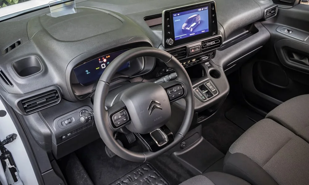 Фото Citroen Berlingo (2024) — руль. Обшивка обода и компоновка спиц крупным планом. Обогрев обода — опция, которую оценят зимой Citroen Berlingo (2024) — руль