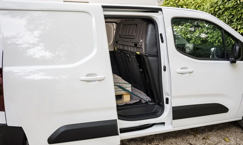 Фото Citroen Berlingo (2024) — багажник. Форма проёма, ровный пол и организация пространства. Электропривод двери с датчиком под бампером — руки заняты, багажник открыт Citroen Berlingo (2024) — багажник