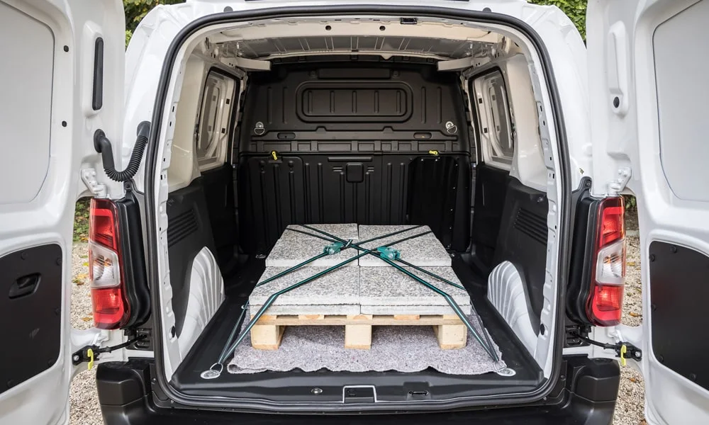 Фото Citroen Berlingo (2024) — багажник, фото 3. Грузовой отсек с открытой дверью: погрузочная высота и ширина проёма Citroen Berlingo (2024) — багажник, фото 3