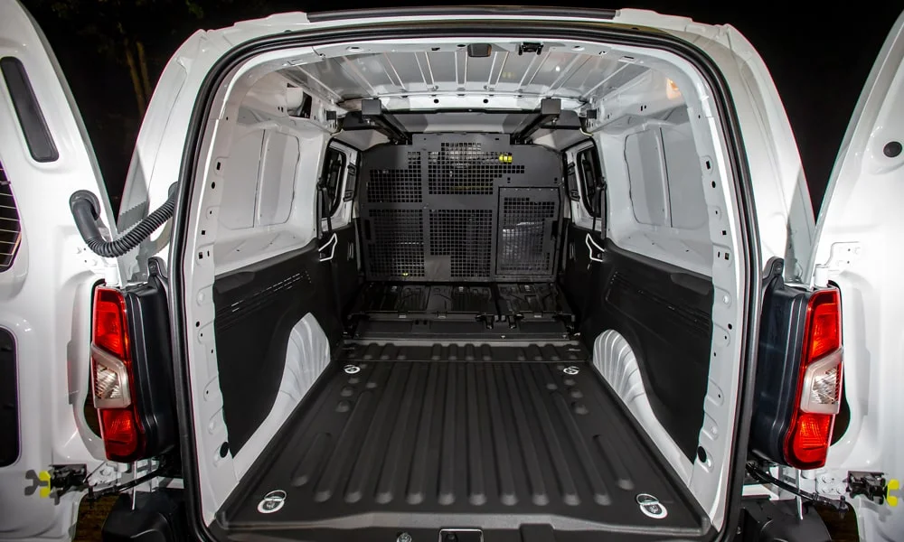 Фото Citroen Berlingo (2024) — багажник, фото 4. Грузовой отсек с открытой дверью: погрузочная высота и ширина проёма. Электропривод двери с датчиком под бампером — руки заняты, багажник открыт Citroen Berlingo (2024) — багажник, фото 4