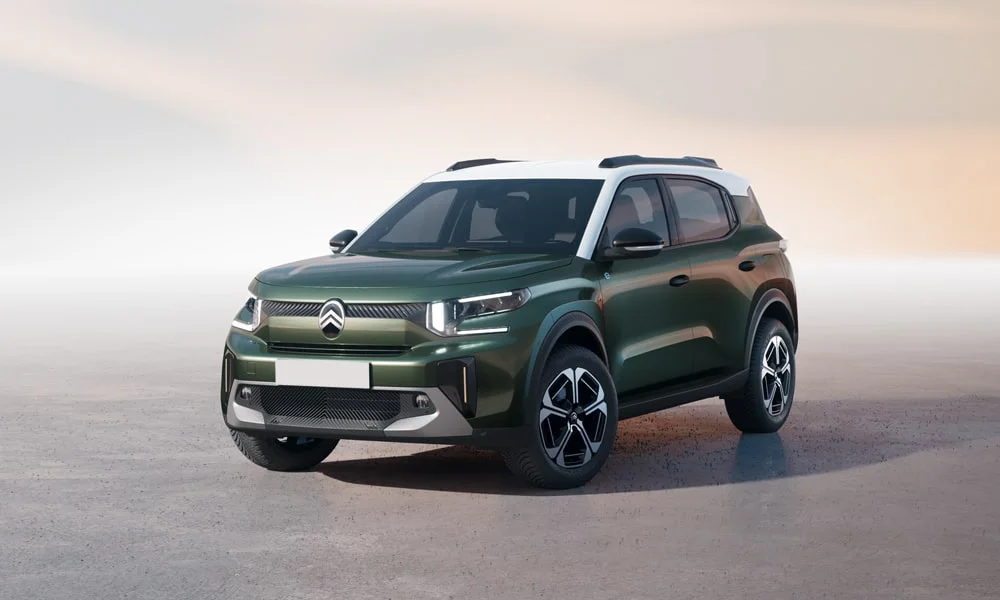 Фото Citroen C3 Aircross (2024) — вид спереди, фото 4. Оптика, решётка и бампер — первое впечатление о модели. Рисунок ходовых огней — подпись модели, по нему её узнают в потоке Citroen C3 Aircross (2024) — вид спереди, фото 4