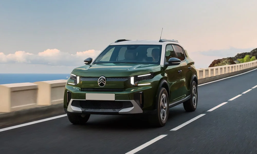 Фото Citroen C3 Aircross (2024) — вид спереди, фото 5. Анфас: пропорции капота, посадка кузова и графика ходовых огней. Дневные ходовые огни включаются автоматически с запуском Citroen C3 Aircross (2024) — вид спереди, фото 5
