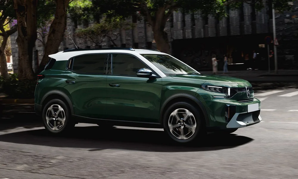 Фото Citroen C3 Aircross (2024) — вид спереди, фото 6. Зелёный кузов, строгая симметрия оптики — базовый ракурс знакомства с дизайном. Рисунок ходовых огней — подпись модели, по нему её узнают в потоке Citroen C3 Aircross (2024) — вид спереди, фото 6