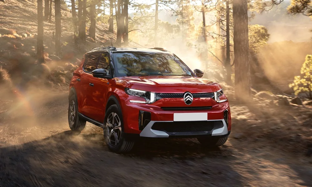 Фото Citroen C3 Aircross (2024) — вид спереди, фото 9. Анфас: пропорции капота, посадка кузова и графика ходовых огней. Рисунок ходовых огней — подпись модели, по нему её узнают в потоке Citroen C3 Aircross (2024) — вид спереди, фото 9