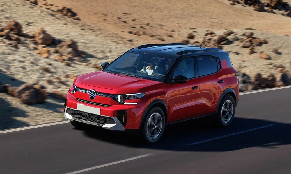 Фото Citroen C3 Aircross (2024) — вид спереди, фото 10. Анфас: пропорции капота, посадка кузова и графика ходовых огней Citroen C3 Aircross (2024) — вид спереди, фото 10