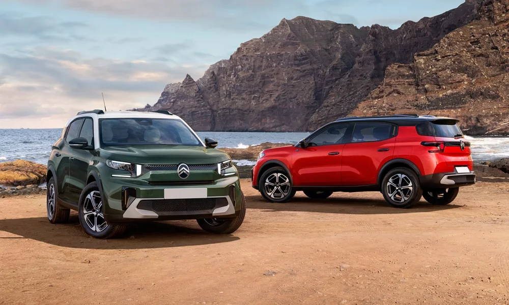 Фото Citroen C3 Aircross (2024) — вид спереди, фото 11. Кузов в зелёном цвете: рисунок оптики и решётки задаёт узнаваемое «лицо» модели. Дневные ходовые огни включаются автоматически с запуском Citroen C3 Aircross (2024) — вид спереди, фото 11