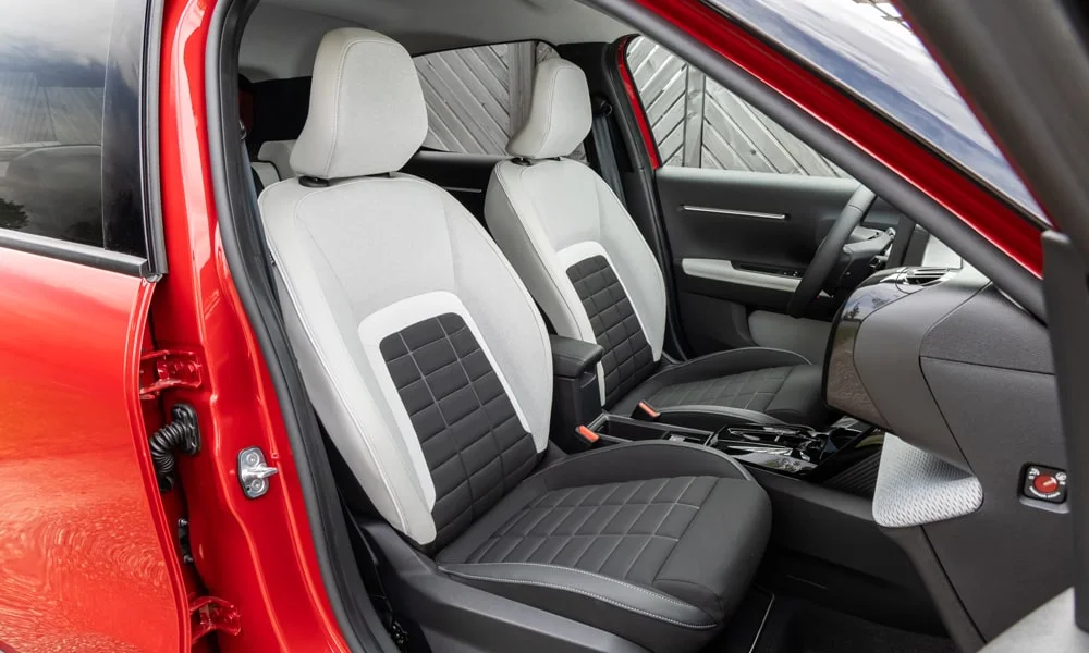 Фото Citroen C3 Aircross (2024) — передние сиденья. Профиль кресел: боковая поддержка и подголовники. Регулировки с памятью возвращают кресло под водителя одним нажатием — у версий с электроприводом Citroen C3 Aircross (2024) — передние сиденья