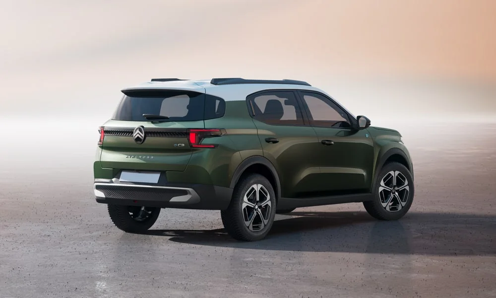 Фото Citroen C3 Aircross (2024) — вид сзади, фото 3. Графика фонарей, бампер и оформление пятой двери. Светодиодная полоса или раздельные секции — задняя оптика стала главным украшением кормы Citroen C3 Aircross (2024) — вид сзади, фото 3