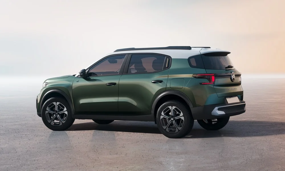 Фото Citroen C3 Aircross (2024) — вид сзади, фото 4. Зелёный кузов сзади — фонари и бампер определяют ночной образ модели. Светодиодная полоса или раздельные секции — задняя оптика стала главным украшением кормы Citroen C3 Aircross (2024) — вид сзади, фото 4