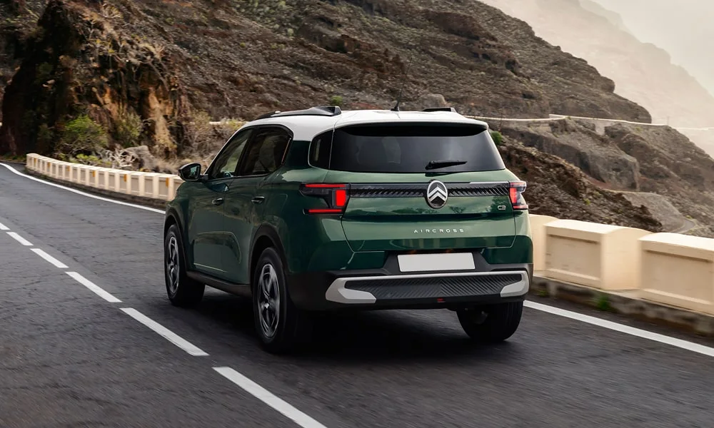 Фото Citroen C3 Aircross (2024) — вид сзади, фото 5. Зелёный кузов сзади — фонари и бампер определяют ночной образ модели. Насадки выхлопа или их имитация внизу бампера различают версии Citroen C3 Aircross (2024) — вид сзади, фото 5