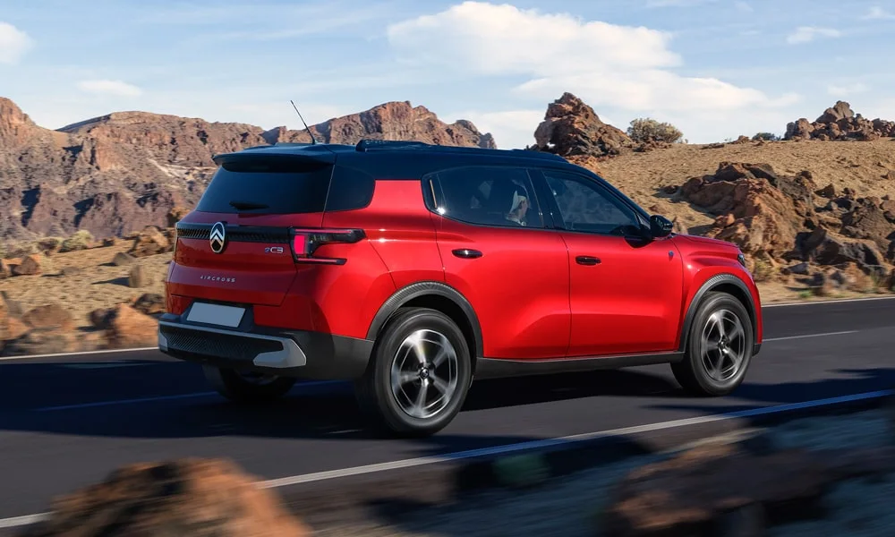 Фото Citroen C3 Aircross (2024) — вид сзади, фото 6. Линия крыши, стойки и задняя дверь в красном исполнении Citroen C3 Aircross (2024) — вид сзади, фото 6