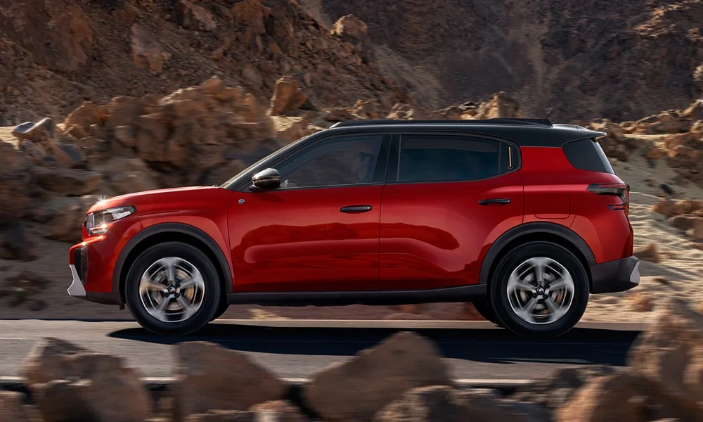 Фото Citroen C3 Aircross (2024) — вид сзади, фото 7. Красный кузов сзади — фонари и бампер определяют ночной образ модели Citroen C3 Aircross (2024) — вид сзади, фото 7