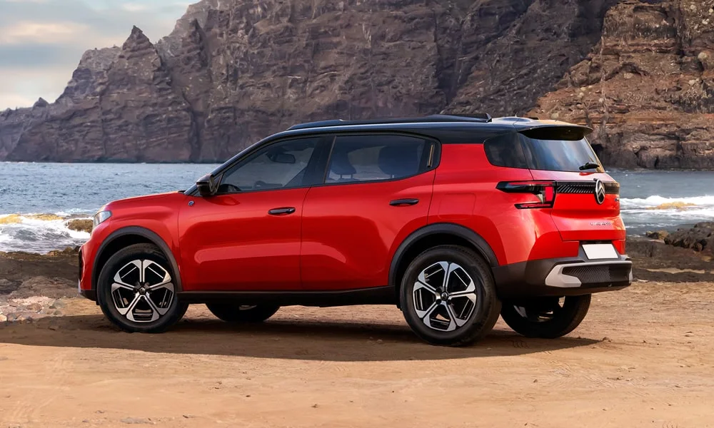 Фото Citroen C3 Aircross (2024) — вид сзади, фото 8. Графика фонарей, бампер и оформление пятой двери. Насадки выхлопа или их имитация внизу бампера различают версии Citroen C3 Aircross (2024) — вид сзади, фото 8