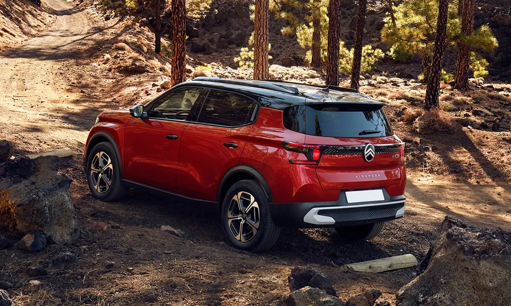 Фото Citroen C3 Aircross (2024) — вид сзади, фото 9. Красный кузов сзади — фонари и бампер определяют ночной образ модели. Насадки выхлопа или их имитация внизу бампера различают версии Citroen C3 Aircross (2024) — вид сзади, фото 9