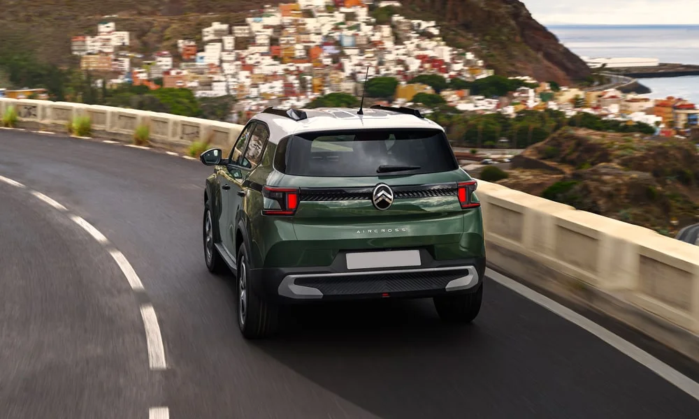 Фото Citroen C3 Aircross (2024) — вид сзади, фото 10. Зелёный кузов сзади — фонари и бампер определяют ночной образ модели Citroen C3 Aircross (2024) — вид сзади, фото 10