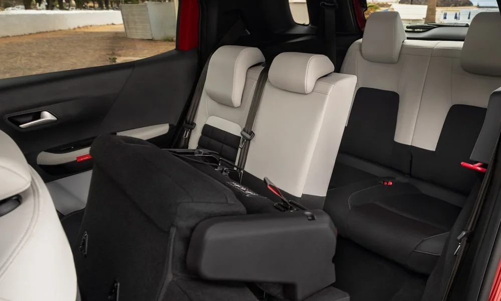 Фото Citroen C3 Aircross (2024) — задние сиденья, фото 2. Посадка второго ряда: подголовники и подлокотник. Крепления ISOFIX для детских кресел — в основании спинки Citroen C3 Aircross (2024) — задние сиденья, фото 2