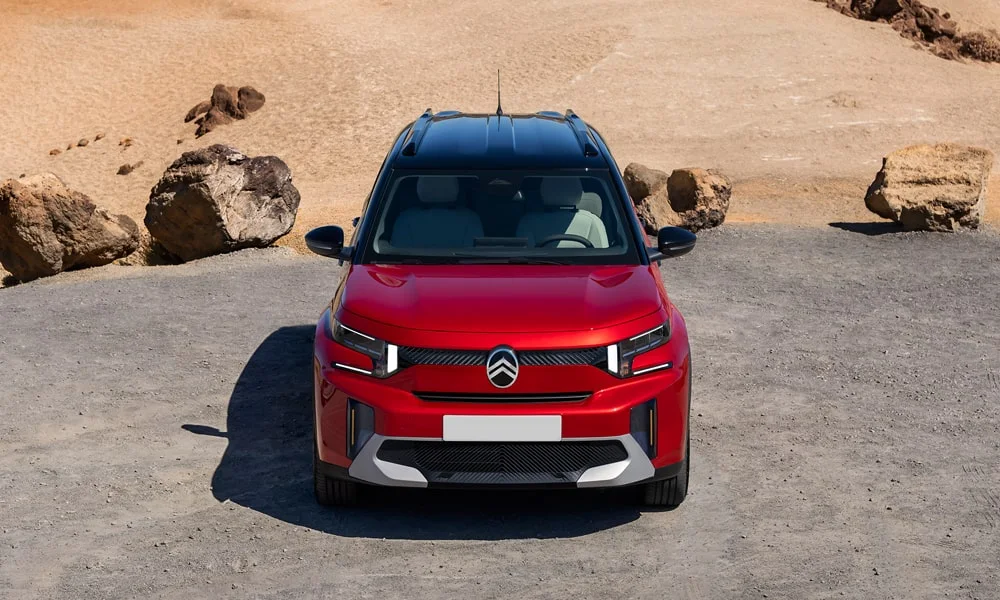 Фото Citroen C3 Aircross (2024) — крыша. Крыша сверху: остекление, рейлинги и антенна-плавник. Рейлинги рассчитаны на поперечины для бокса или велокреплений Citroen C3 Aircross (2024) — крыша