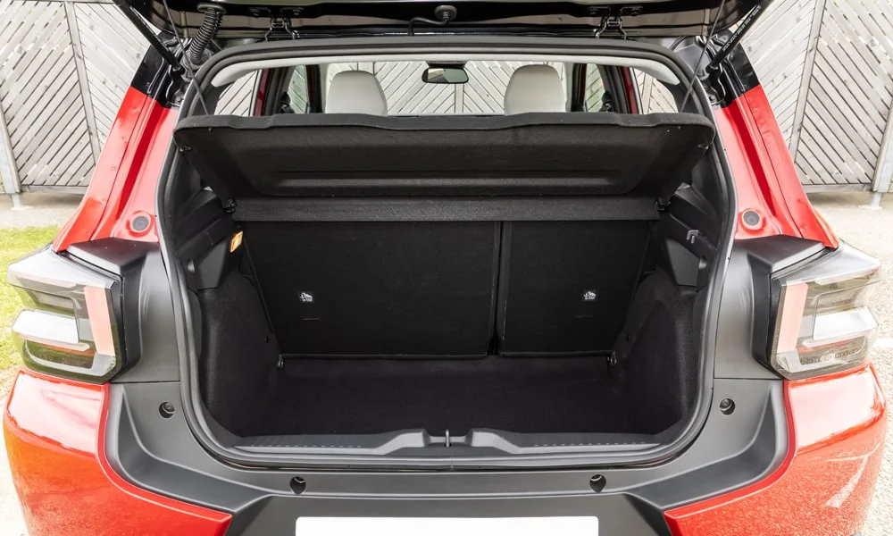 Фото Citroen C3 Aircross (2024) — багажник. Грузовой отсек с открытой дверью: погрузочная высота и ширина проёма. Под полом обычно размещены органайзер, докатка или ремкомплект Citroen C3 Aircross (2024) — багажник