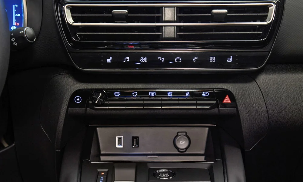 Фото Citroen C5 Aircross (2024) — блок климат-контроля. Физические клавиши температуры и обдува. Отдельные клавиши климата удобнее сенсорных меню в движении Citroen C5 Aircross (2024) — блок климат-контроля