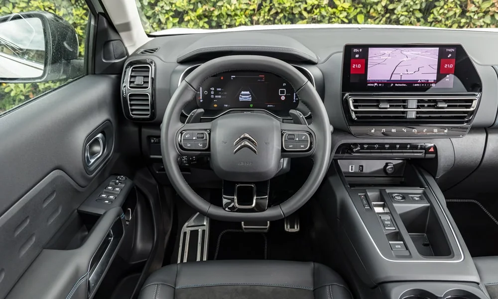 Фото Citroen C5 Aircross (2024) — передняя панель. Архитектура передней панели: ярусы, вставки и консоль в светло-серой гамме Citroen C5 Aircross (2024) — передняя панель