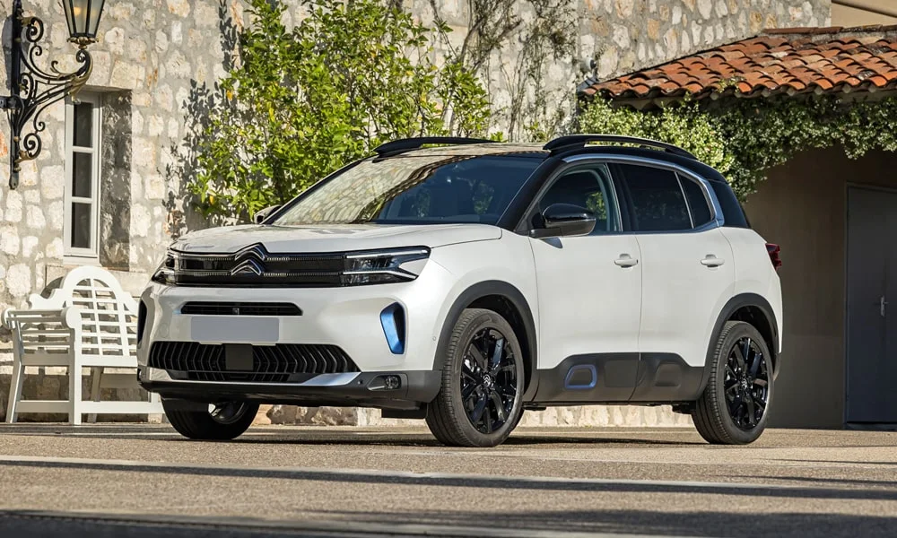 Фото Citroen C5 Aircross (2024) — вид спереди, фото 5. Кузов в белом цвете: рисунок оптики и решётки задаёт узнаваемое «лицо» модели Citroen C5 Aircross (2024) — вид спереди, фото 5