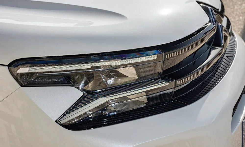 Фото Citroen C5 Aircross (2024) — вид спереди, фото 6. Оптика, решётка и бампер — первое впечатление о модели Citroen C5 Aircross (2024) — вид спереди, фото 6
