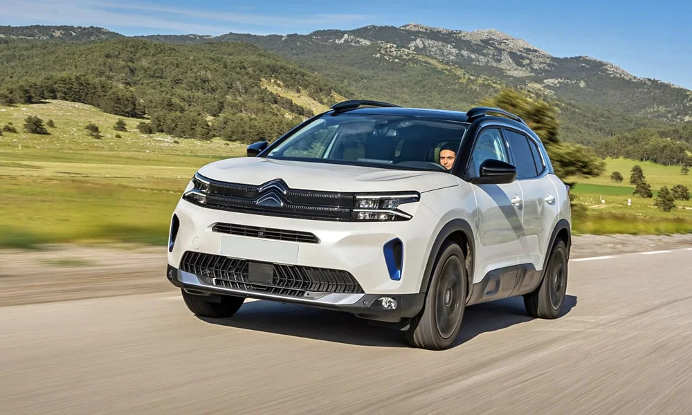 Фото Citroen C5 Aircross (2024) — вид спереди, фото 7. Белый кузов, строгая симметрия оптики — базовый ракурс знакомства с дизайном Citroen C5 Aircross (2024) — вид спереди, фото 7
