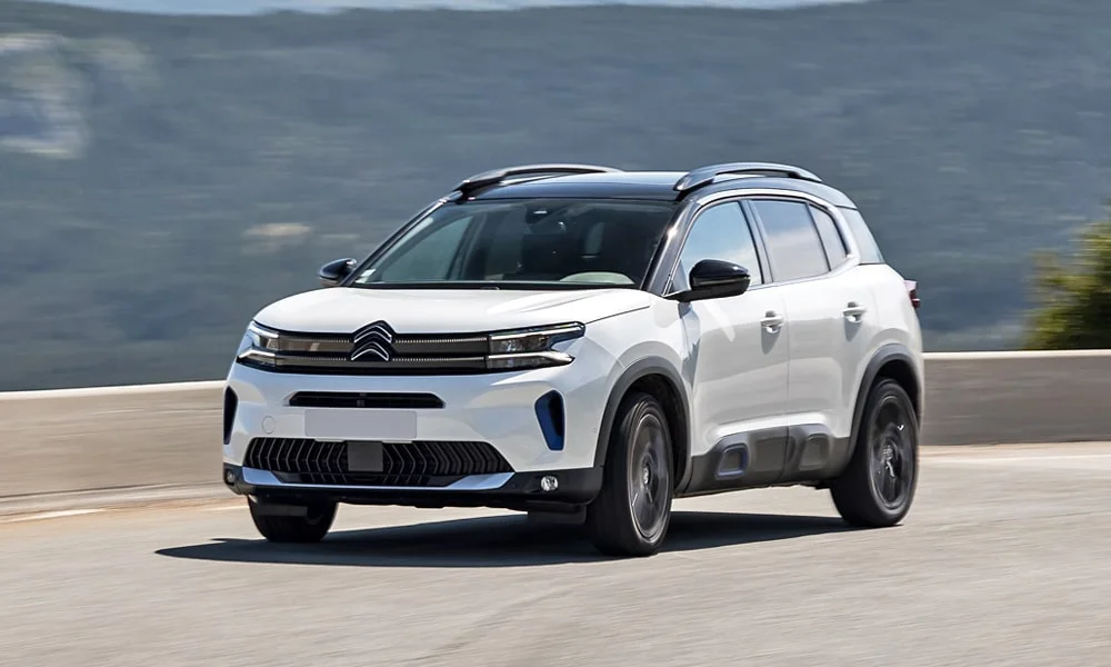 Фото Citroen C5 Aircross (2024) — вид спереди, фото 10. Оптика, решётка и бампер — первое впечатление о модели. Рисунок ходовых огней — подпись модели, по нему её узнают в потоке Citroen C5 Aircross (2024) — вид спереди, фото 10