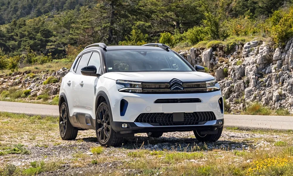 Фото Citroen C5 Aircross (2024) — вид спереди, фото 11. Оптика, решётка и бампер — первое впечатление о модели. Рисунок ходовых огней — подпись модели, по нему её узнают в потоке Citroen C5 Aircross (2024) — вид спереди, фото 11