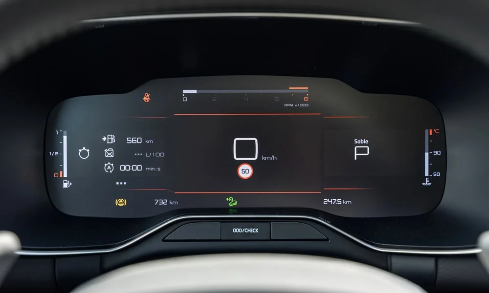 Фото Citroen C5 Aircross (2024) — приборная панель. Скорость, запас хода и подсказки ассистентов перед глазами. Компоновка приборов настраивается в меню у большинства версий Citroen C5 Aircross (2024) — приборная панель
