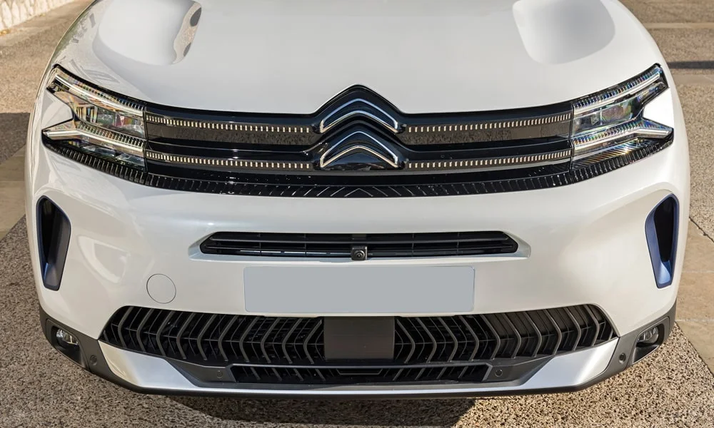 Фото Citroen C5 Aircross (2024) — решётка радиатора. Фирменный рисунок облицовки — визитная карточка марки Citroen C5 Aircross (2024) — решётка радиатора