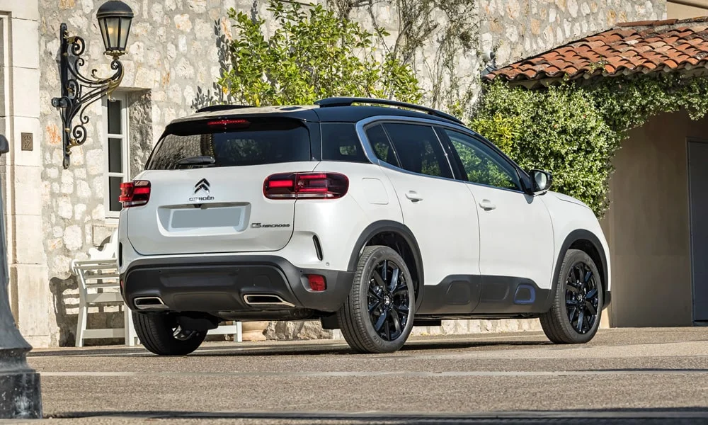 Фото Citroen C5 Aircross (2024) — вид сзади, фото 3. Линия крыши, стойки и задняя дверь в белом исполнении. Светодиодная полоса или раздельные секции — задняя оптика стала главным украшением кормы Citroen C5 Aircross (2024) — вид сзади, фото 3