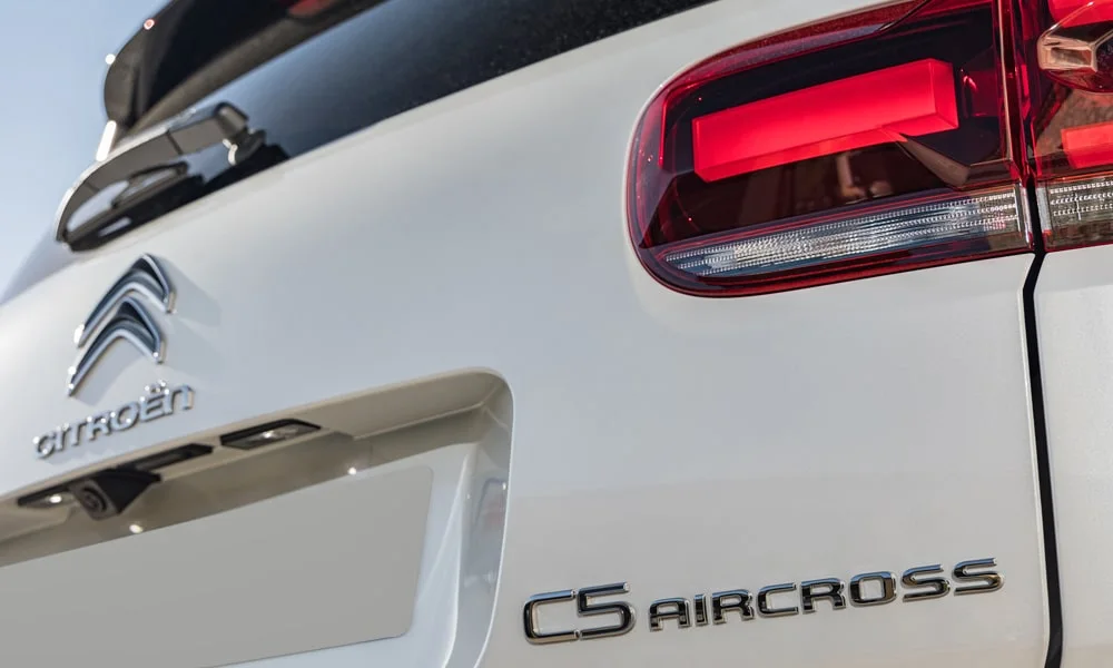 Фото Citroen C5 Aircross (2024) — вид сзади, фото 4. Линия крыши, стойки и задняя дверь в белом исполнении. Светодиодная полоса или раздельные секции — задняя оптика стала главным украшением кормы Citroen C5 Aircross (2024) — вид сзади, фото 4