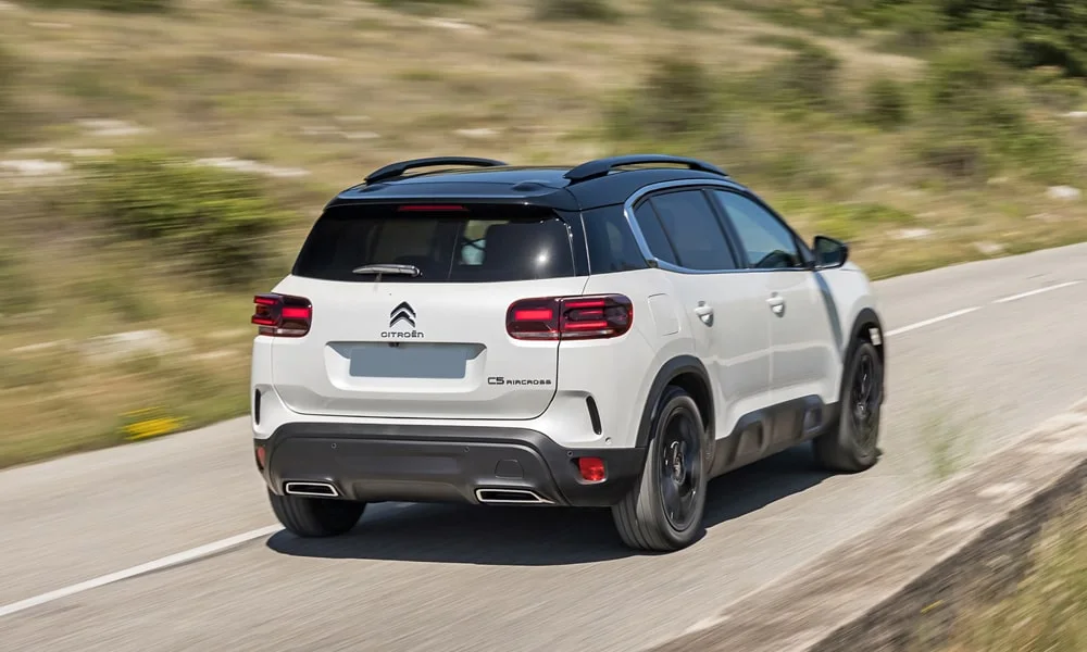 Фото Citroen C5 Aircross (2024) — вид сзади, фото 5. Корма в белом цвете: графика фонарей и пластика пятой двери Citroen C5 Aircross (2024) — вид сзади, фото 5