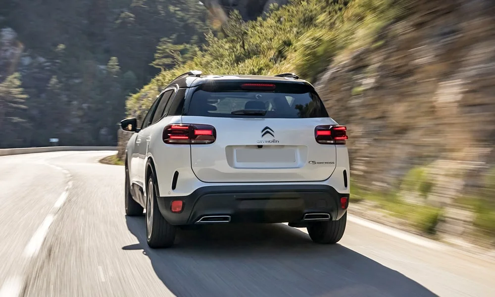 Фото Citroen C5 Aircross (2024) — вид сзади, фото 6. Линия крыши, стойки и задняя дверь в белом исполнении. Насадки выхлопа или их имитация внизу бампера различают версии Citroen C5 Aircross (2024) — вид сзади, фото 6
