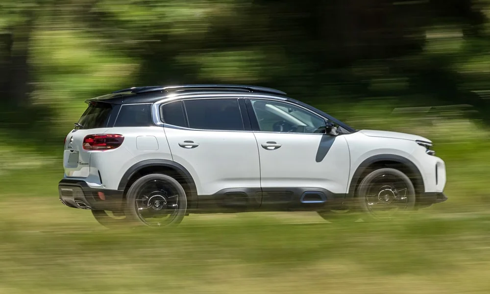 Фото Citroen C5 Aircross (2024) — вид сзади, фото 7. Графика фонарей, бампер и оформление пятой двери Citroen C5 Aircross (2024) — вид сзади, фото 7