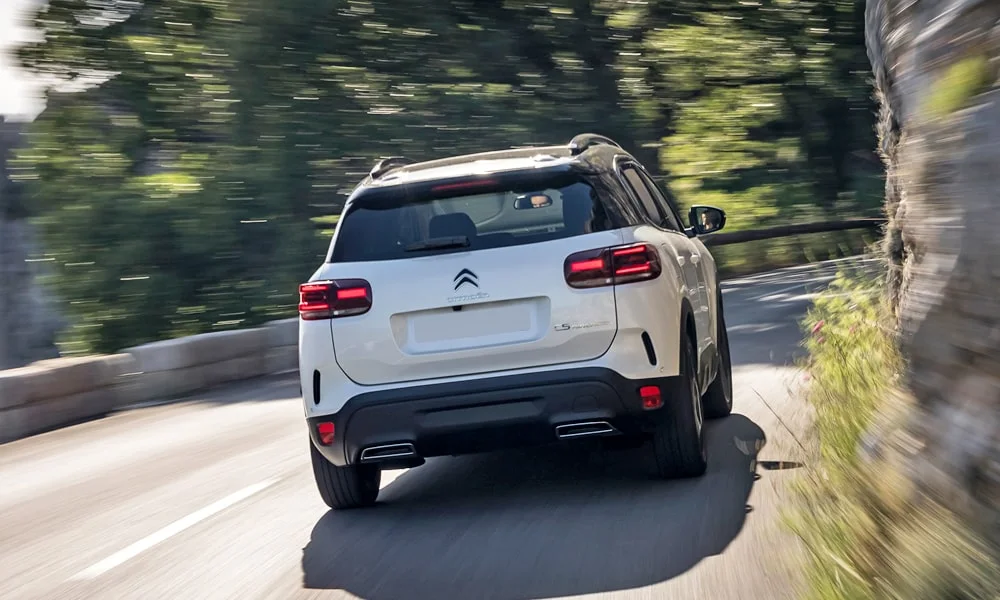 Фото Citroen C5 Aircross (2024) — вид сзади, фото 8. Корма в белом цвете: графика фонарей и пластика пятой двери Citroen C5 Aircross (2024) — вид сзади, фото 8