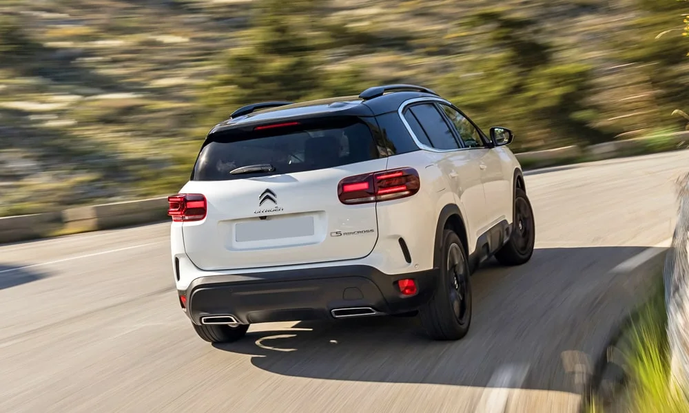 Фото Citroen C5 Aircross (2024) — вид сзади, фото 9. Белый кузов сзади — фонари и бампер определяют ночной образ модели Citroen C5 Aircross (2024) — вид сзади, фото 9