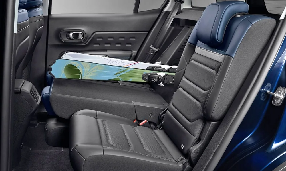 Фото Citroen C5 Aircross (2024) — задние сиденья, фото 4. Посадка второго ряда: подголовники и подлокотник Citroen C5 Aircross (2024) — задние сиденья, фото 4