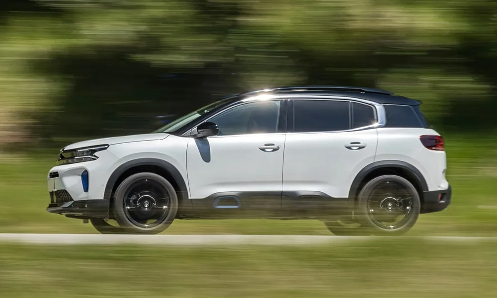 Фото Citroen C5 Aircross (2024) — вид сбоку. Сбоку читаются линия остекления и характер выштамповок на белом кузове. Длинная база — простор второго ряда; короткие свесы упрощают парковку Citroen C5 Aircross (2024) — вид сбоку