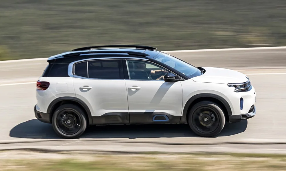 Фото Citroen C5 Aircross (2024) — вид сбоку, фото 2. Сбоку читаются линия остекления и характер выштамповок на белом кузове Citroen C5 Aircross (2024) — вид сбоку, фото 2