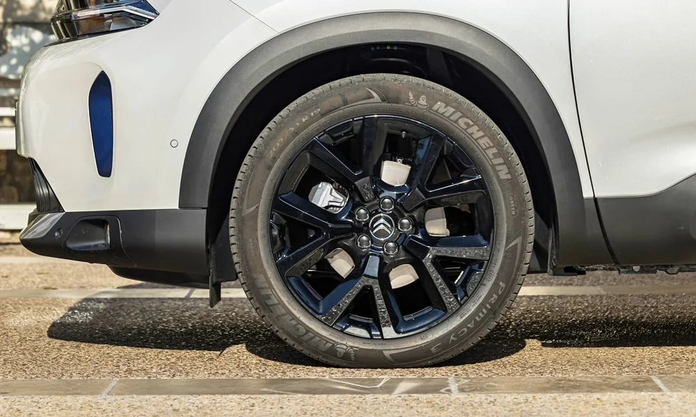 Фото Citroen C5 Aircross (2024) — колесо и диск. Дизайн спиц и профиль резины крупным планом. При подборе зимнего комплекта сохраняйте наружный диаметр колеса Citroen C5 Aircross (2024) — колесо и диск