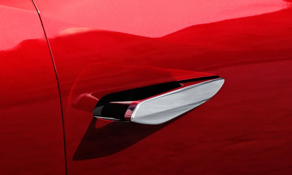Фото Citroen DS 3 — дверная ручка. Зона ручки крупным планом: подгонка панелей и кромок. Выдвижные ручки прячутся заподлицо на ходу и улучшают обтекаемость Citroen DS 3 — дверная ручка