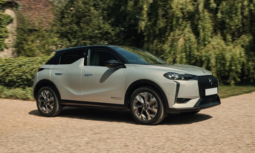 Фото Citroen DS 3 — вид спереди, фото 4. Оптика, решётка и бампер — первое впечатление о модели. Рисунок ходовых огней — подпись модели, по нему её узнают в потоке Citroen DS 3 — вид спереди, фото 4